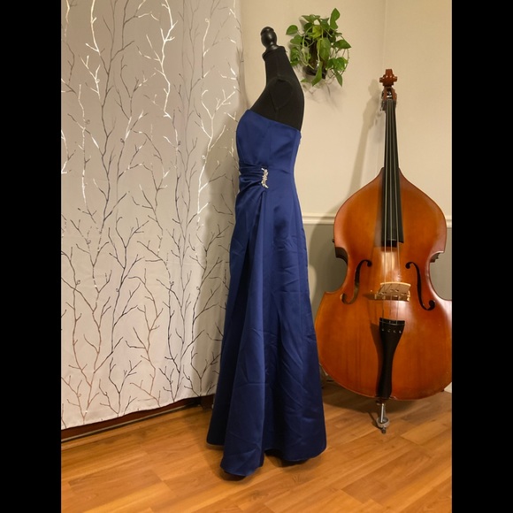 Colbalt Blue ball gown, David’s Bridal, size 6 - Picture 2 of 11